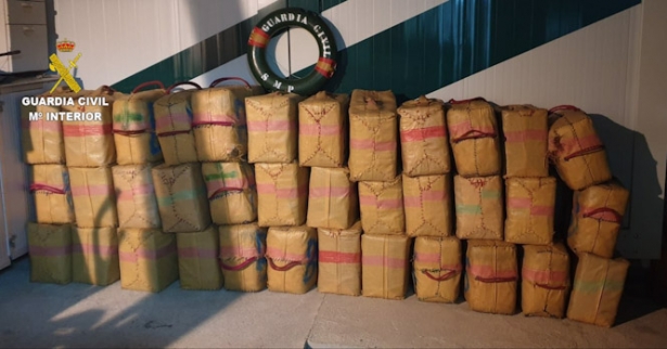 Fardos de hachís interceptados en una embarcación frente a la playa de La Rábita. Archivo (GUARDIA CIVIL)