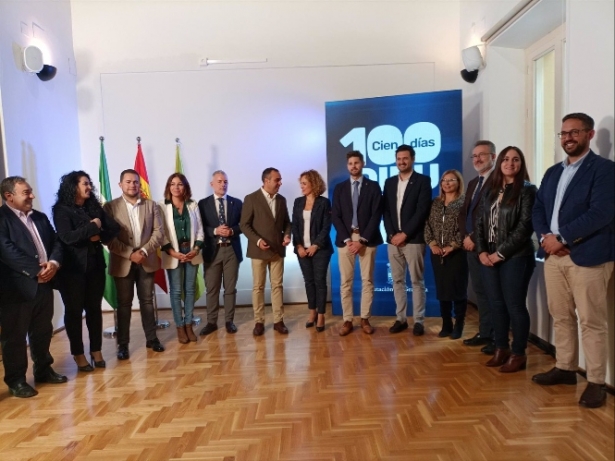 El presidente de la Diputación de Granada, Francis Rodríguez, en rueda de prensa con su equipo de gobierno (EUROPA PRESS) El presidente de la Diputación de Granada, Francis Rodríguez, en rueda de prensa con su equipo de gobierno (EUROPA PRESS)