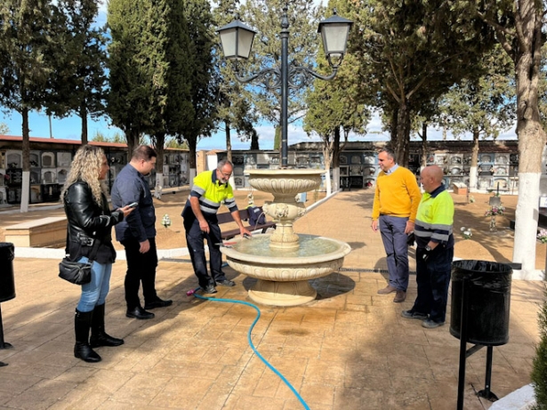 Imagen de la visita al cementerio (AYTO. ALHENDÍN)