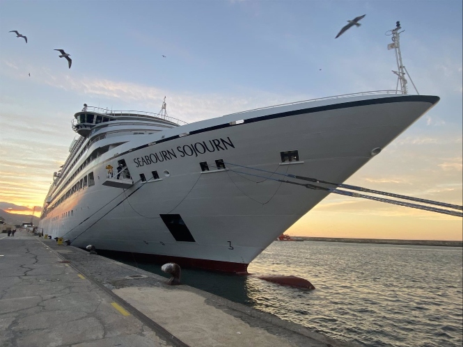 Llega al Puerto de Motril el Seabourn Sojourn (PUERTO DE MOTRIL) 