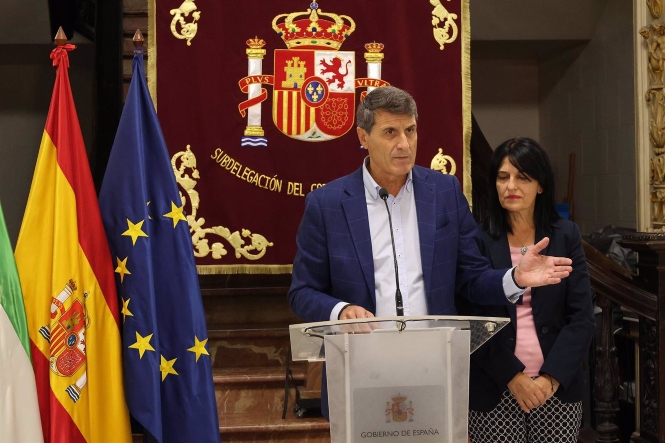 magen de archivo de Pedro Fernández junto a la subdelegada del Gobierno en Granada, Inmaculada López Calahorro. (DELEGACIÓN DEL GOBIERNO)