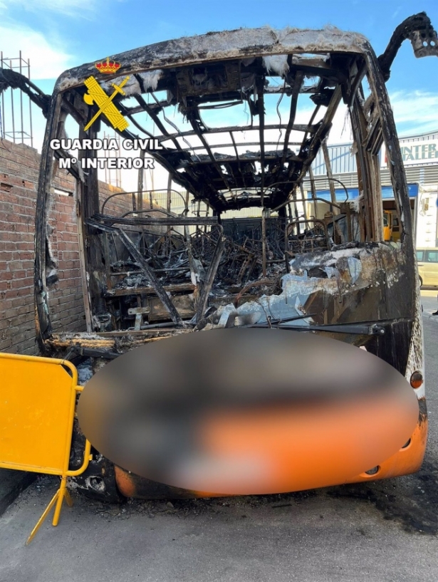 Autobús calcinado por menores en Armilla (GUARDIA CIVIL)