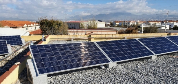 Placas solares en edificio de Cúllar Vega (AYTO. CÚLLAR VEGA)