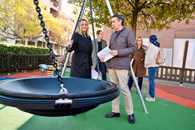 La alcaldesa ha visitado uno de los parques de la capital (AYTO. GRANADA)
