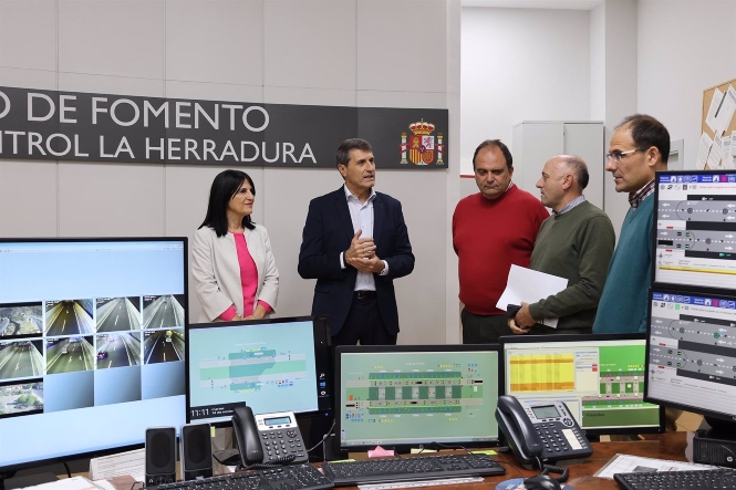 El delegado del Gobierno en Andalucía, Pedro Fernández, visita el centro de control de túneles de la Herradura (SUBELEGACIÓN DEL GOBIERNO EN GRANADA)