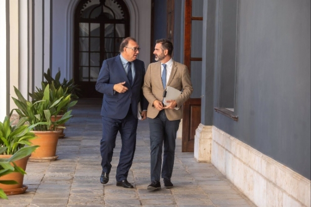 El consejero de Sostenibilidad, Medio Ambiente y Economía Azul y portavoz del Gobierno, Ramón Fernández-Pacheco (d) junto al consejero de Turismo, Cultura y Deporte Arturo Bernal Bergua (i) (FRANCISCO J. OLMO - EUROPA PRESS) 