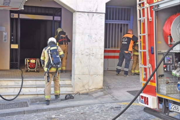 Intervención de Bomberos en el incendio de calle Alamillos (AYUNTAMIENTO) 