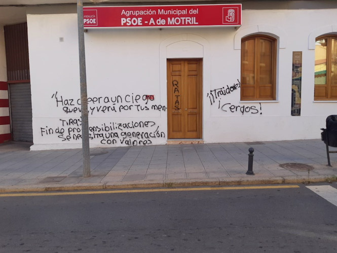 PSOE de Motril lamenta los `repudiables actos vandálicos` de este viernes en la fachada de su sede (PSOE DE MOTRIL)