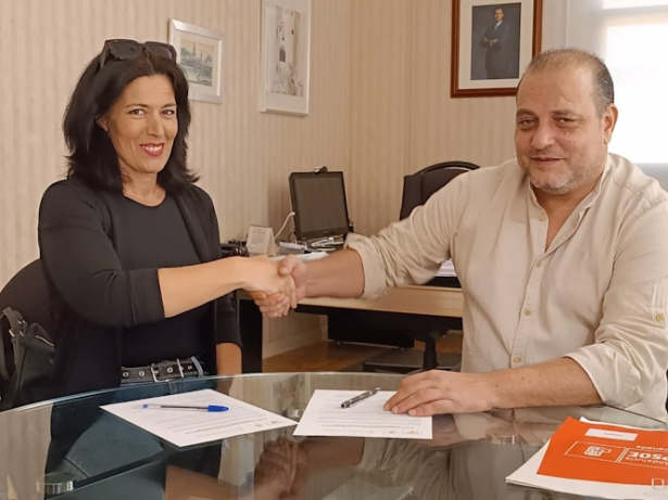Carmen María González, en representación de C`s, rubrica el acuerdo con el socialista Javier Ortega (PSOE SALOBREÑA)