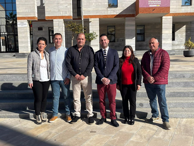 Noel López, con el alcalde de Salobreña, Javier Ortega, y su equipo (PSOE)