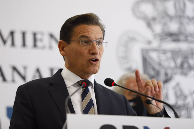 El entonces alcalde de Granada, Luis Salvador, durante la rueda de prensa en que renunció al cargo (ÁLEX CÁMARA - EUROPA PRESS)