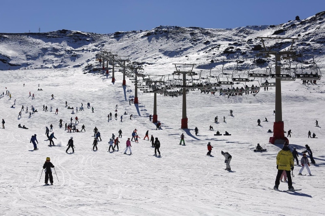 Ambiente en la estación de Sierra Nevada durante el Puente de la Constitución de 2021 (ÁLEX CÁMARA / EUROPA PRESS)