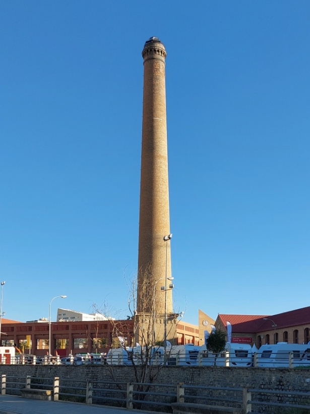 La icónica chimenea de Fermasa se iluminará de violeta (FERMASA)