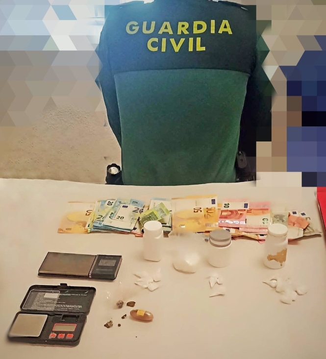 Dinero y droga incautada en Polopos (GUARDIA CIVIL)