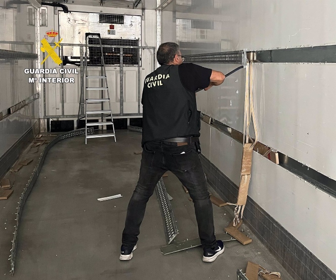 Hallan en el puerto de Motril más de 107 kilos de hachís en un doble fondo del remolque de un camión (GUARDIA CIVIL)