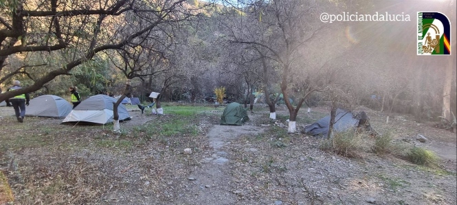 Tiendas de campaña en el paraje de Beneficio en Órgiva (UNIDAD DE POLICÍA NACIONAL ADSCRITA A ANDALUCÍA) 