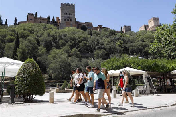 Turistas por las calles de Granada. Archivo (ÁLEX CÁMARA - EUROPA PRESS)