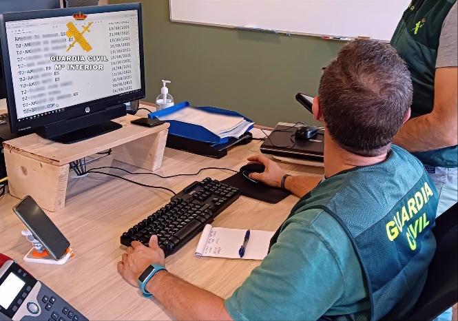 Agente de la Guardia Civil frente a un ordenador. Archivo. (GUARDIA CIVIL) 