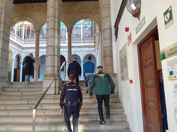 El conductor acusado de atropellar a un ciclista a su llegada a Audiencia de Granada el pasado 17 de noviembre. Archivo (EUROPA PRESS)