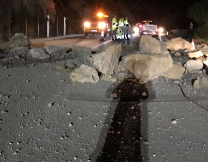 Desprendimiento de la carretera este pasado lunes por la noche en la A-348 (DIPUTACIÓN DE GRANADA)