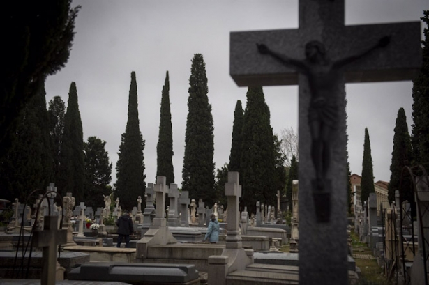 Una cruz en una lápida en el cementerio de San Isidro, en imagen de archivo (JUAN BARBOSA - EUROPA PRESS)