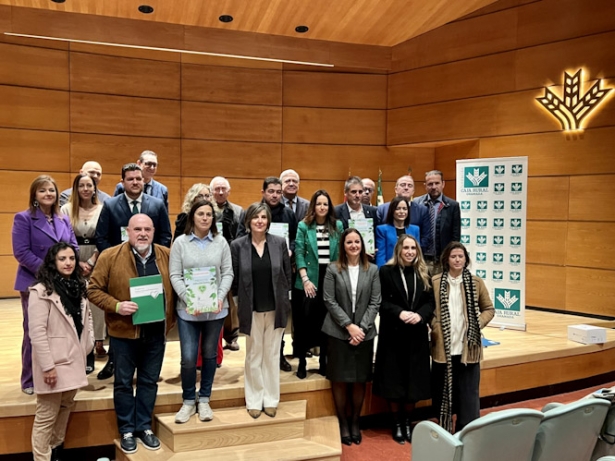 Foto de familia de los nuevos municipios (FUNDACIÓN CAJA RURAL) Foto de familia de los nuevos municipios (FUNDACIÓN CAJA RURAL)