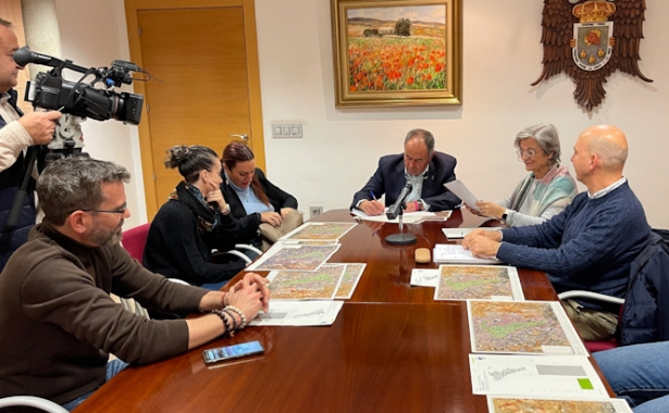 Firma del convenio (AYTO. HUÉTOR VEGA)