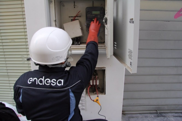 Técnico de Endesa revisa una instalación (ENDESA) Técnico de Endesa revisa una instalación (ENDESA)