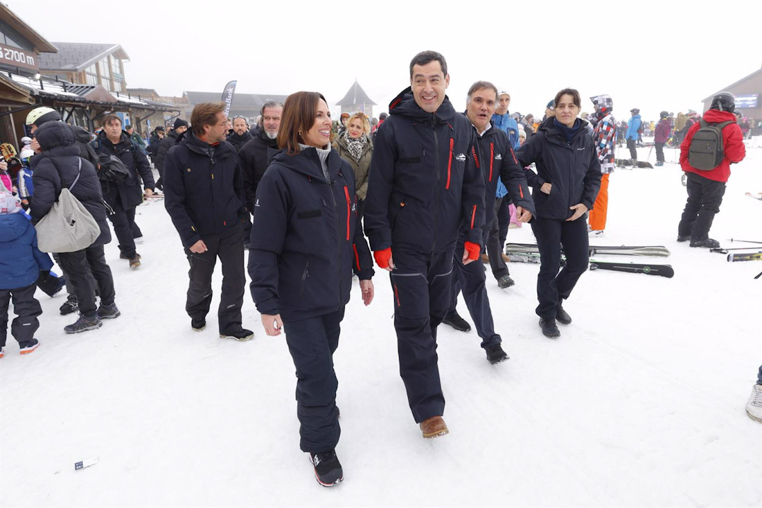 El presidente de la Junta, Juanma Moreno, en Sierra Nevada junto a la consejera de Fomento, Rocío Díaz (ÁLEX CÁMARA-EUROPA PRESS)