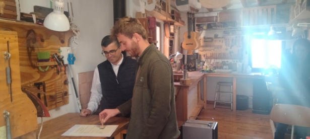 El delegado de Empleo entrega la Carta de Artesano al luthier (JUNTA) El delegado de Empleo entrega la Carta de Artesano al luthier (JUNTA)