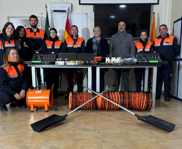 La alcaldesa Meri Sádaba y el concejal Abraham Guerrero, junto a miembros de Protección Civil (AYTO. LAS GABIAS)