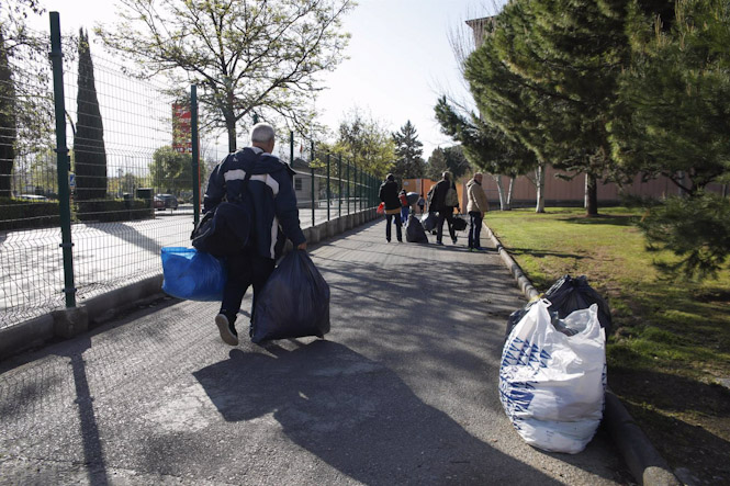 Llegada de personas sin hogar al Palacio de Deportes de Granada en la primera ola de la pandemia (ÁLEX CÁMARA - EUROPA PRESS)