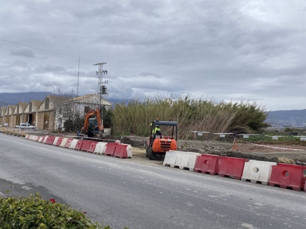 Obras de construcción de la rotonda de acceso a la Zona de Actividades Logísticas desde la N-323 o carretera de la playa (PUERTO DE MOTRIL)