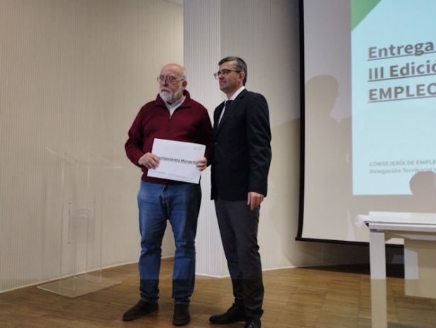 El concejal de Empleo de Monachil recoge la acreditación de los Programas de Empleo y Formación de la Junta de Andalucía (AYTO. MONACHIL 