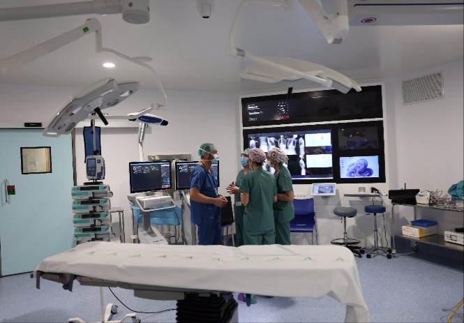 Cirujanos trabajan en el marco de la actividad del servicio de Traumatología y Cirugía Ortopédica del Hospital Virgen de las Nieves (HOSPITAL VIRGEN DE LAS NIEVES) 