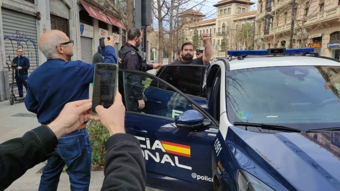 Detienen al portavoz nacional del SAT durante una protesta en Granada en apoyo a tres sindicalistas. (SAT)