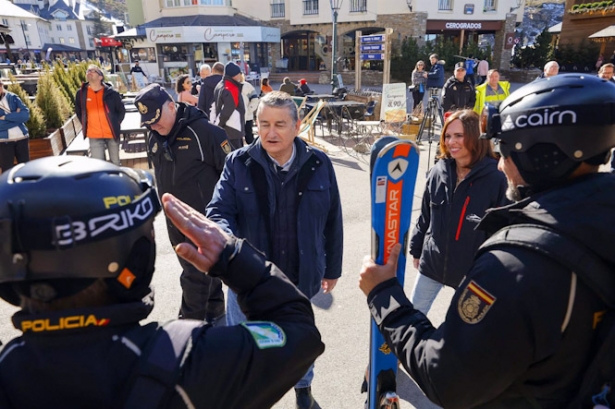 El consejero de la Presidencia, Antonio Sanz, y la consejera de Fomento, Rocío Díaz, han supervisado en Sierra Nevada el dispositivo del Grupo de Esquí de la Unidad Adscrita del Cuerpo Nacional de Policía a la Junta de Andalucía (ÁLEX CÁMARA)