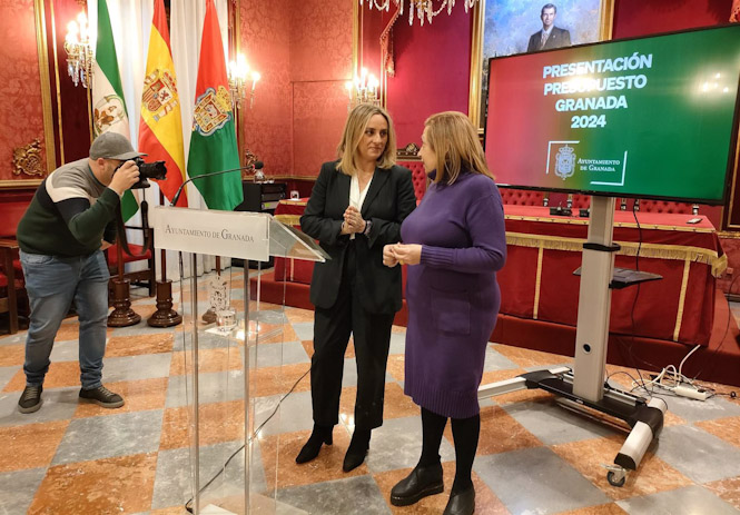 La alcaldesa de Granada, Marifrán Carazo, y la edil de Economía, Rosario Pallarés, en la presentación del borrador de presupuesto de 2024, en diciembre pasado (EUROPA PRESS)