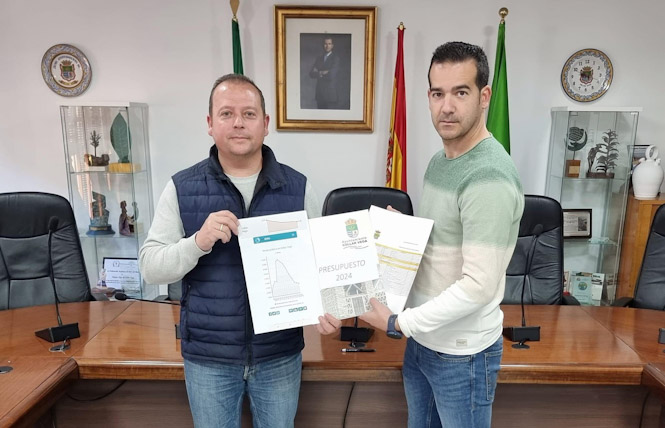 El alcalde y el concejal de Hacienda presentan los presupuestos municipales(AYTO. CÚLLAR VEGA)