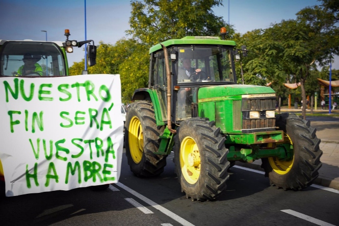 Tractorada de protesta en la calle Virgen del Patrocinio, una de las entradas a Sevilla, este pasado martes (MARIA JOSÉ LÓPEZ / EUROPA PRESS)