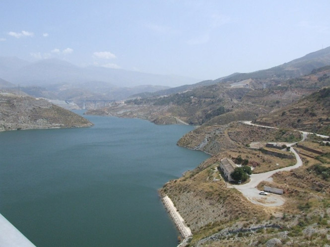 Presa de Rules, con el viaducto al fondo (JUNTA)