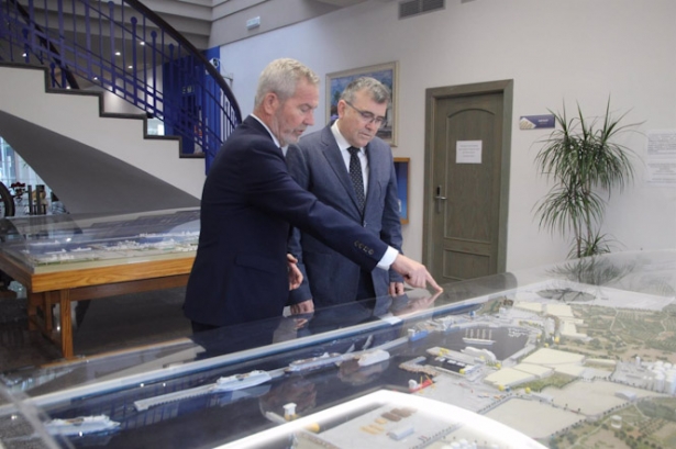 El presidente de la Autoridad Portuaria de Motril, José García Fuentes, y el subdelegado del Gobierno en Granada, José Antonio Montilla. (AUTORIDAD PORTUARIA DE MOTRIL)