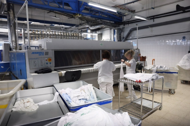 Profesionales en la lavandería del Hospital Universitario Virgen de las Nieves de Granada (JUNTA DE ANDALUCÍA)