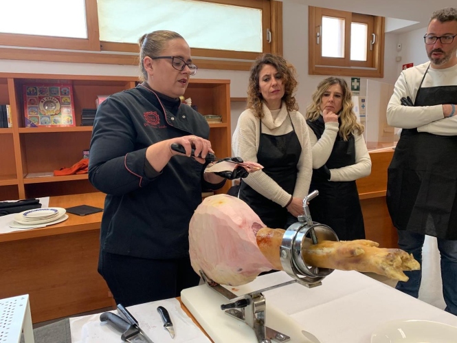 Curso de cortador de jamón celebrado en Otura (AYTO. OTURA)