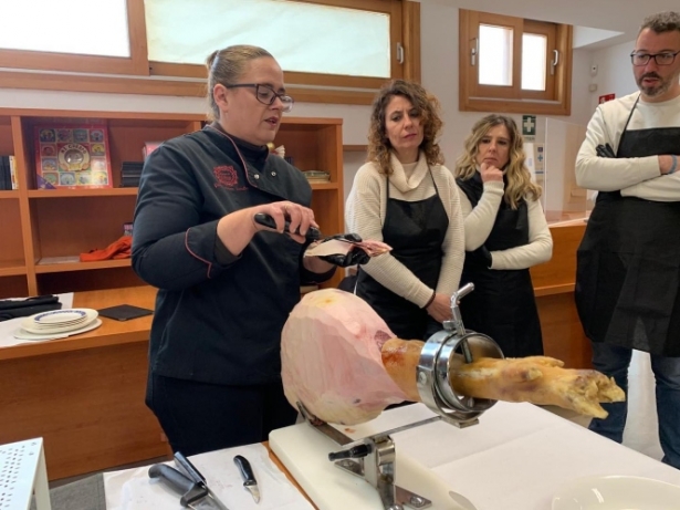 Curso de cortador de jamón celebrado en Otura (AYTO. OTURA)