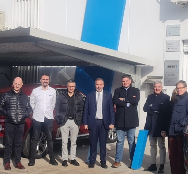 Imagen de la visita a `Ibérica de estratificados S.L.` (JUNTA) Imagen de la visita a `Ibérica de estratificados S.L.` (JUNTA)