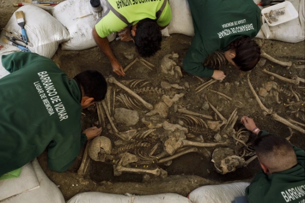 Trabajadores durante la excavación de una fosa común en el barranco de Víznar. Archivo (ÁLEX CÁMARA - EUROPA PRESS) Trabajadores durante la excavación de una fosa común en el barranco de Víznar. Archivo (ÁLEX CÁMARA - EUROPA PRESS)