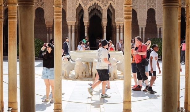 Turistas en la Alhambra de Granada, en imagen de archivo (JUNTA/ARCHIVO)