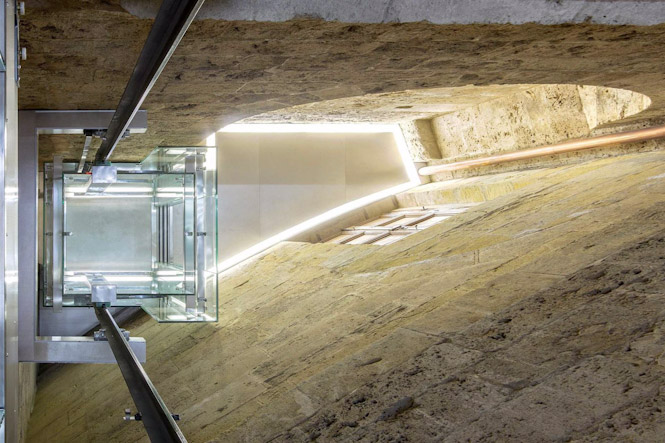 Ascensor del Palacio de Carlos V (ACTITUD COMUNICACIÓN)