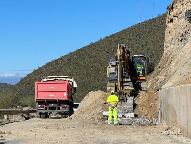 Trabajos en la La GR-3200 que da acceso a Güéjar Sierra. (AYUNTAMIENTO DE GÜÉJAR SIERRA)